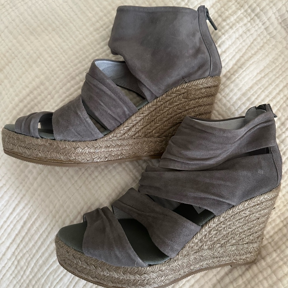 🌺 Gray Strappy Heeled Sandals brand new never worn